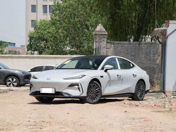 股巢配资 纯电中大型车不到15万起，45英寸8K大屏+双电机四驱！