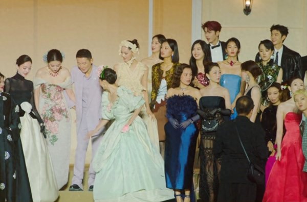 翻乐股 VOGUE盛典好抓马! 刘亦菲压轴出场, 大合影杨幂扭头表情尴尬